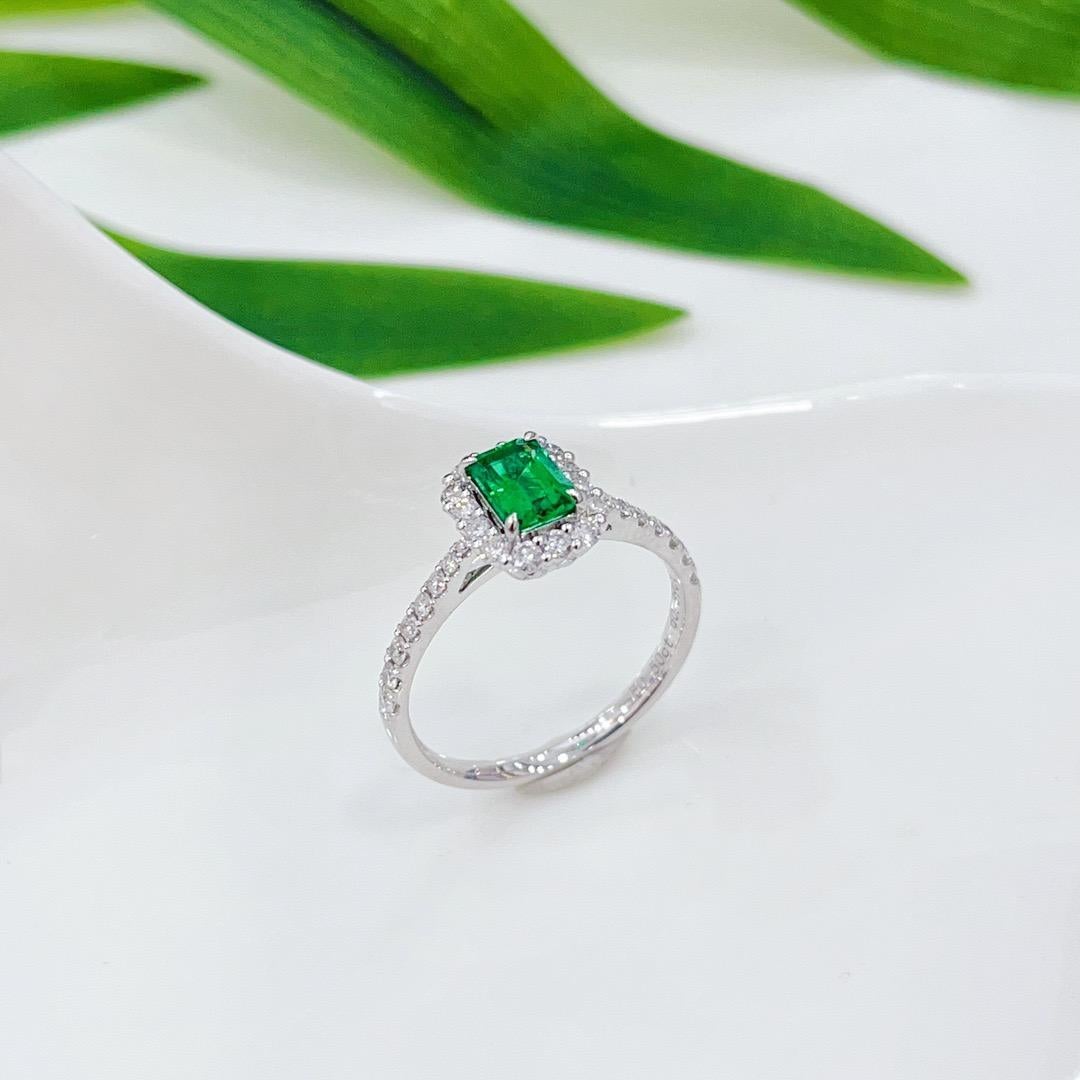 18K White Gold Emerald & Baguette Diamond Ring

1 Emerald - 0.50 CT
Diamonds - 0.39 CT

Total Weight - 2.36 GM