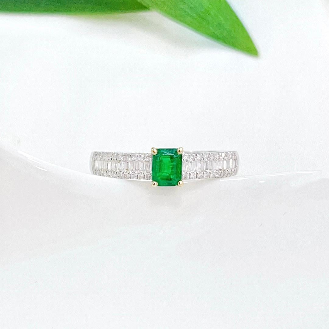 18K White Gold Emerald & Baguette Diamond Ring In New Condition For Sale In Kowloon, HK