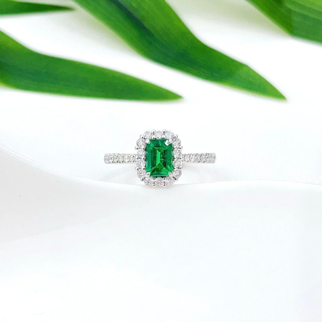 18K White Gold Emerald & Baguette Diamond Ring In New Condition For Sale In Kowloon, HK