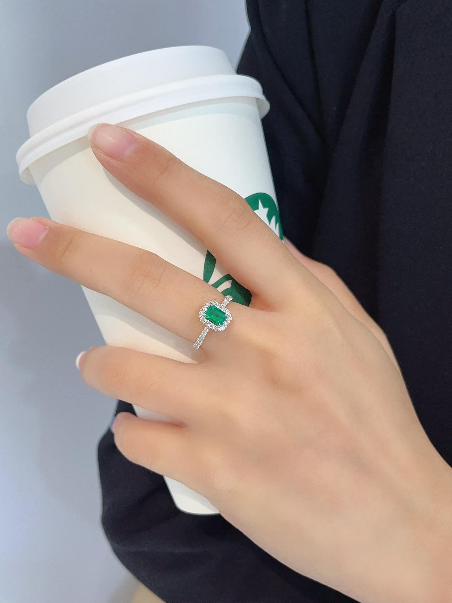Women's or Men's 18K White Gold Emerald & Baguette Diamond Ring For Sale