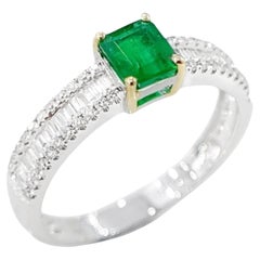 Anello con smeraldo e diamante baguette in oro bianco 18 carati