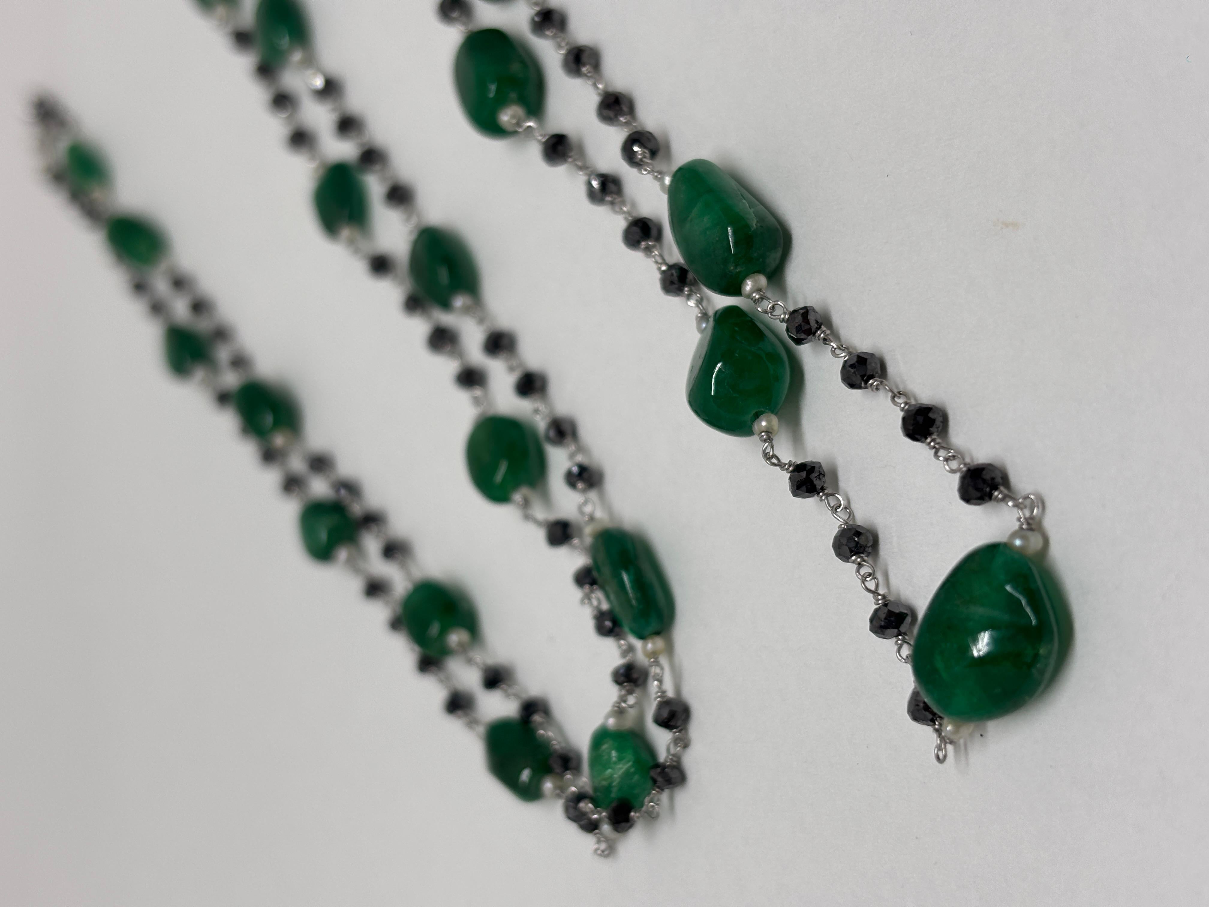 Contemporain Collier en or blanc 18 carats avec perles d'émeraudes et diamants noirs en vente