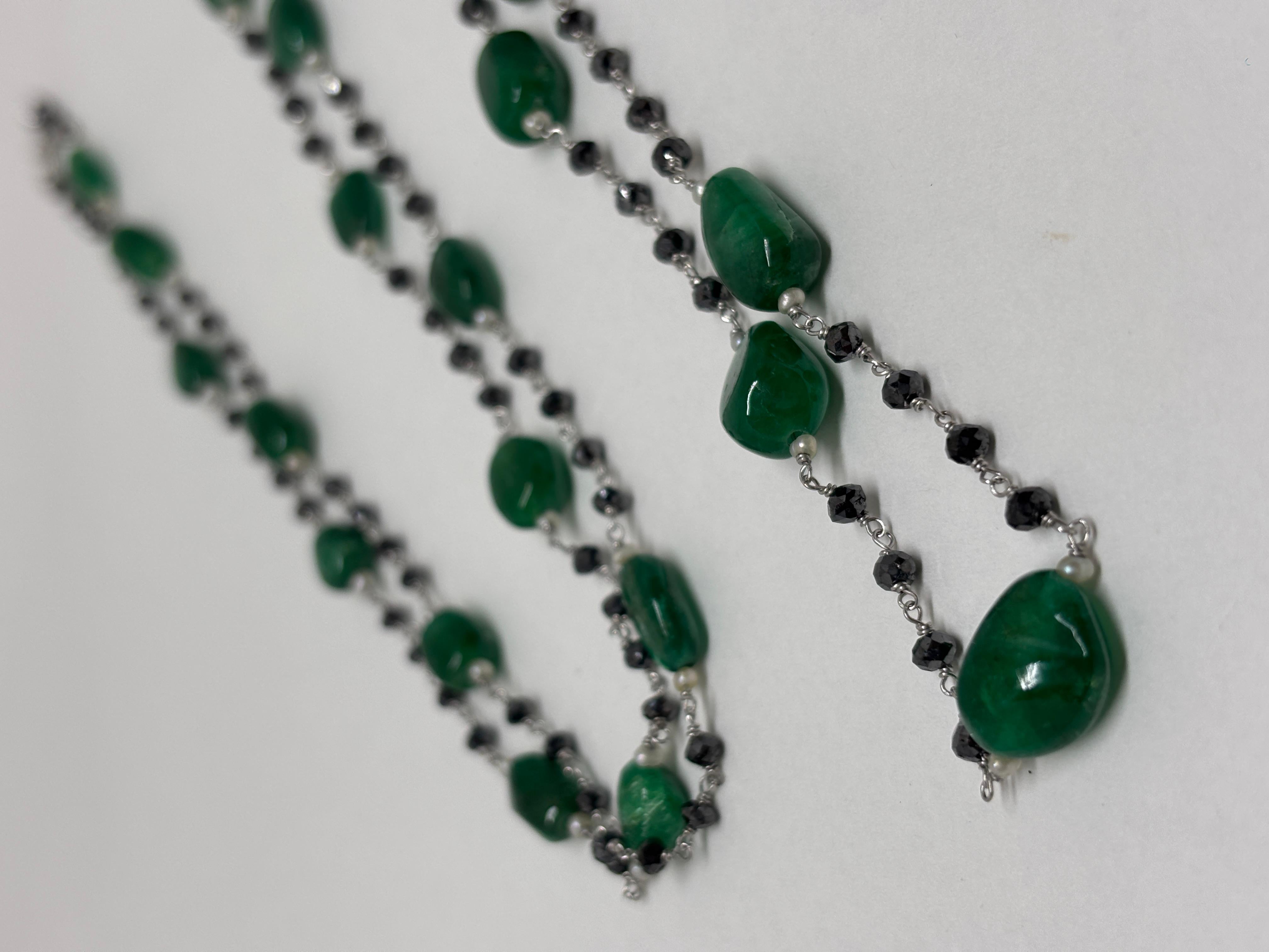 Collier en or blanc 18 carats avec perles d'émeraudes et diamants noirs en vente 1