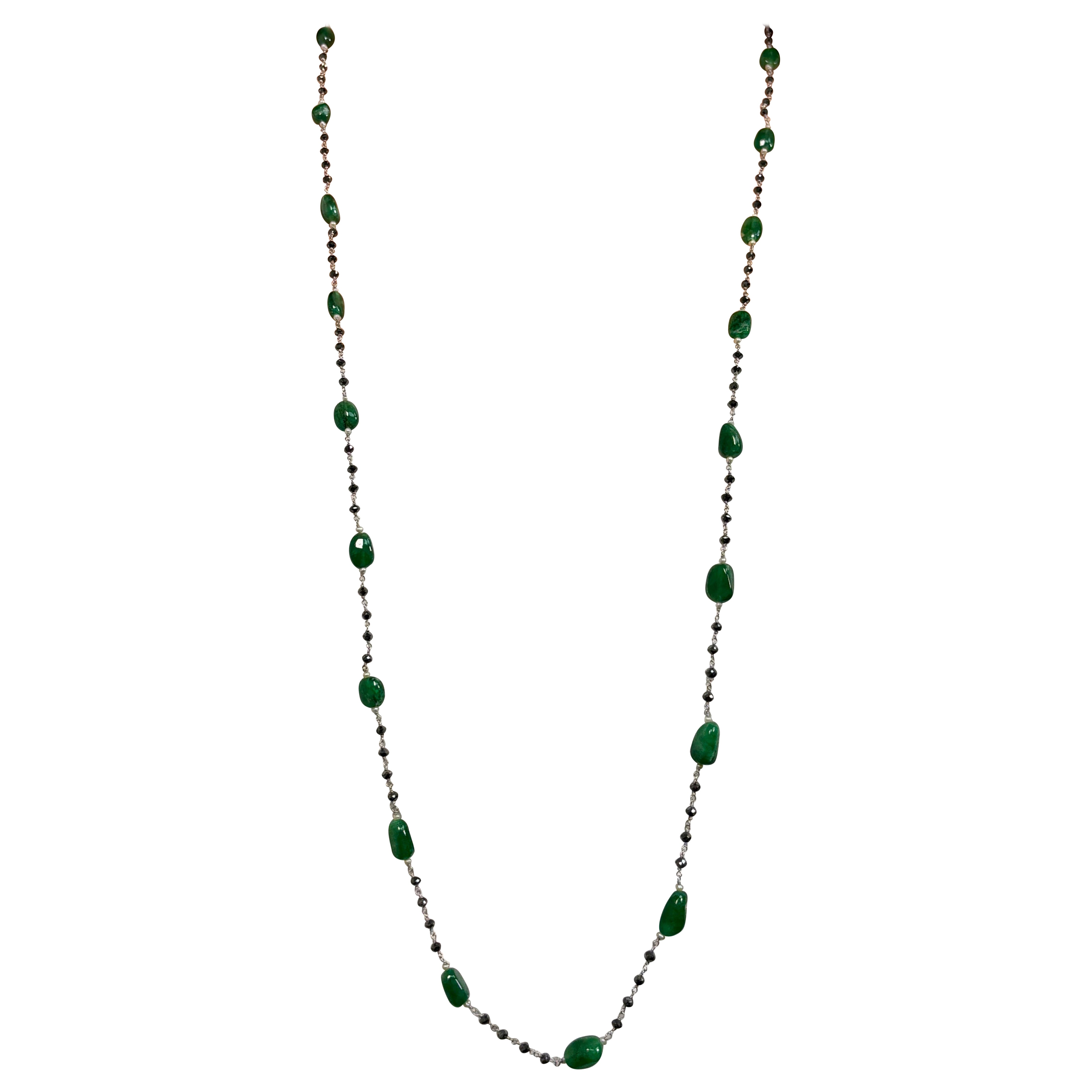 Collier en or blanc 18 carats avec perles d'émeraudes et diamants noirs en vente