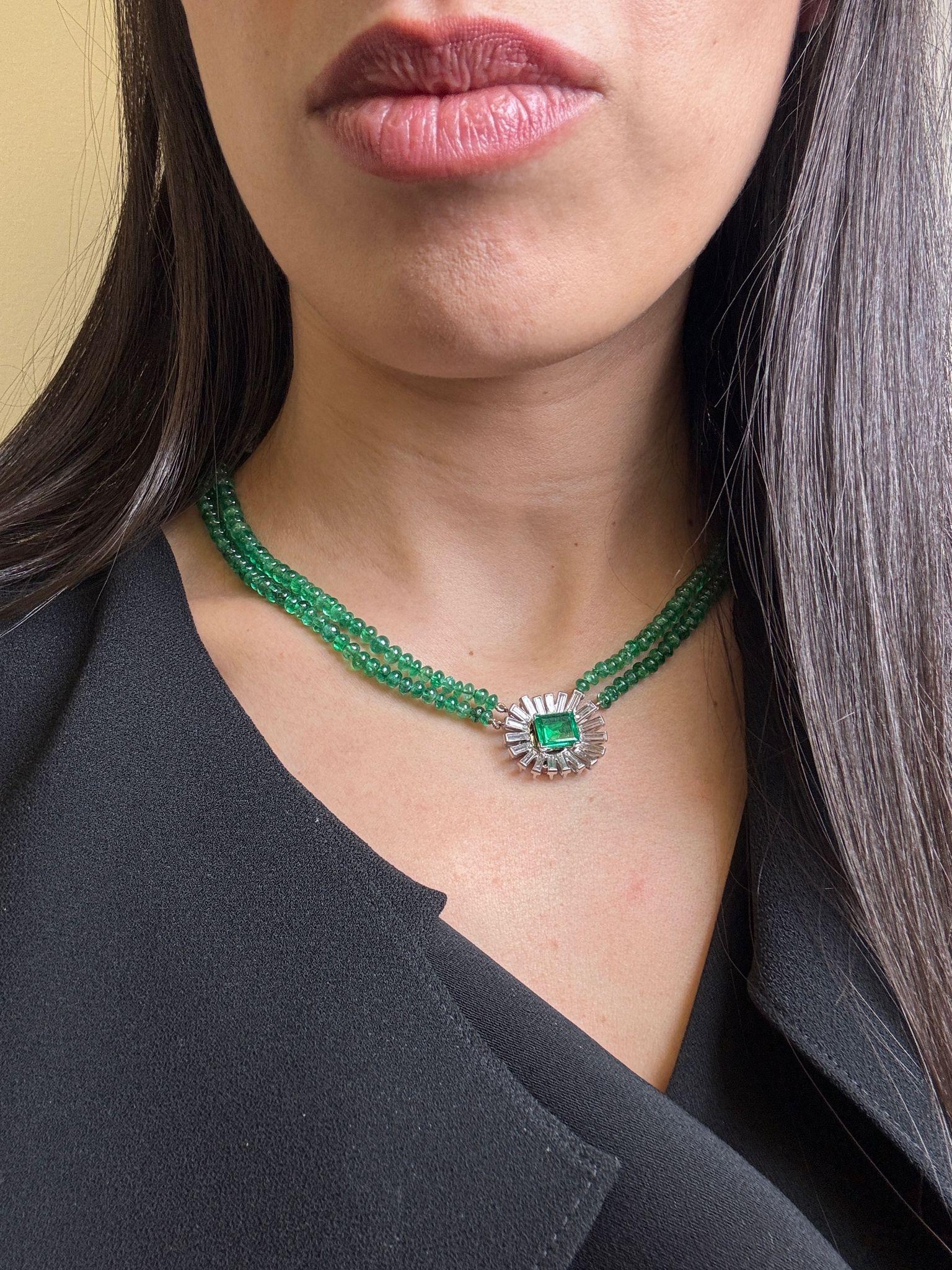 18K White Gold Emerald Bead Necklace with Diamond and Emerald Centerpiece Corte baguette en venta