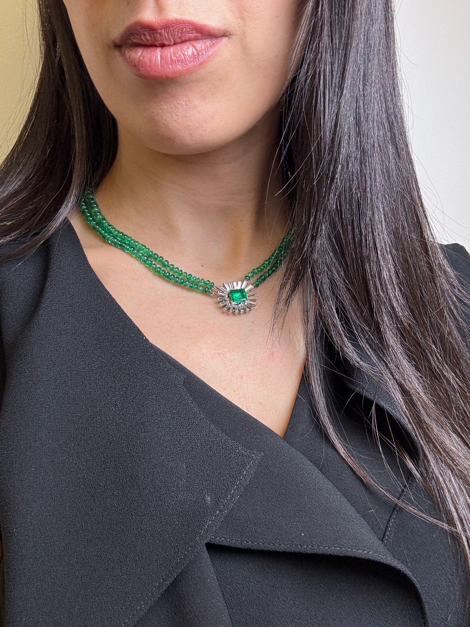 18K White Gold Emerald Bead Necklace with Diamond and Emerald Centerpiece en Excelente estado para la venta en Great Neck Plaza, NY