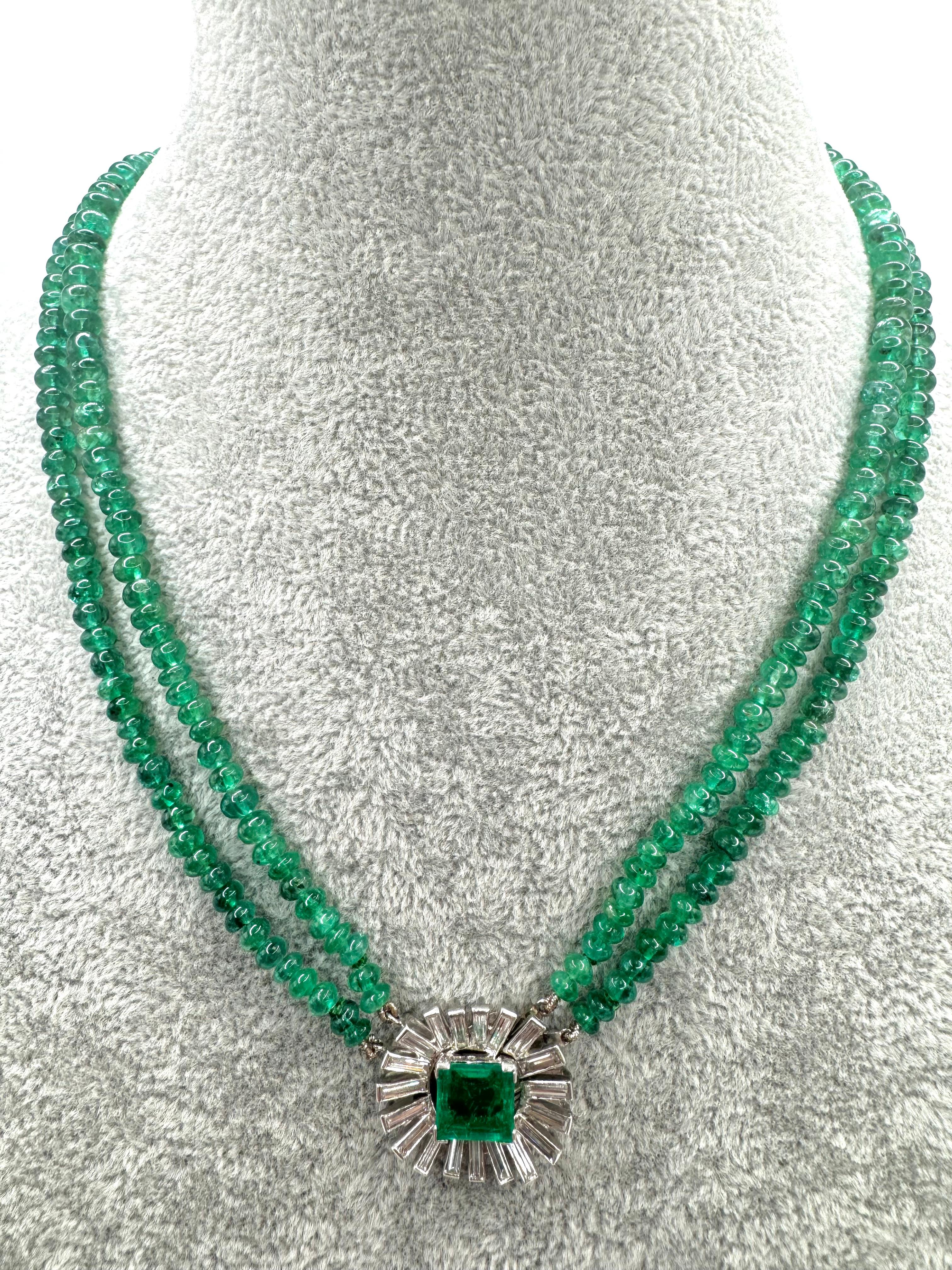 Femenino o masculino 18K White Gold Emerald Bead Necklace with Diamond and Emerald Centerpiece en venta