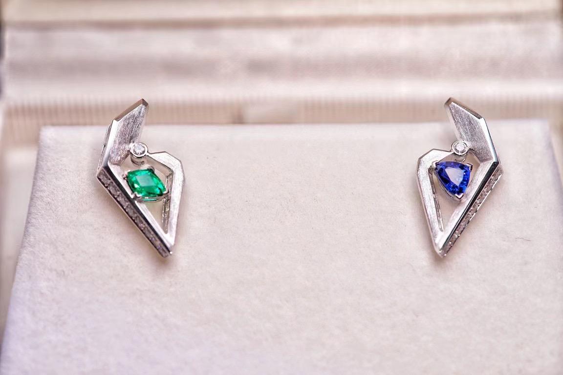 Modern 18K White Gold Emerald & Blue Sapphire A&B Stud Earrings with Diamonds For Sale