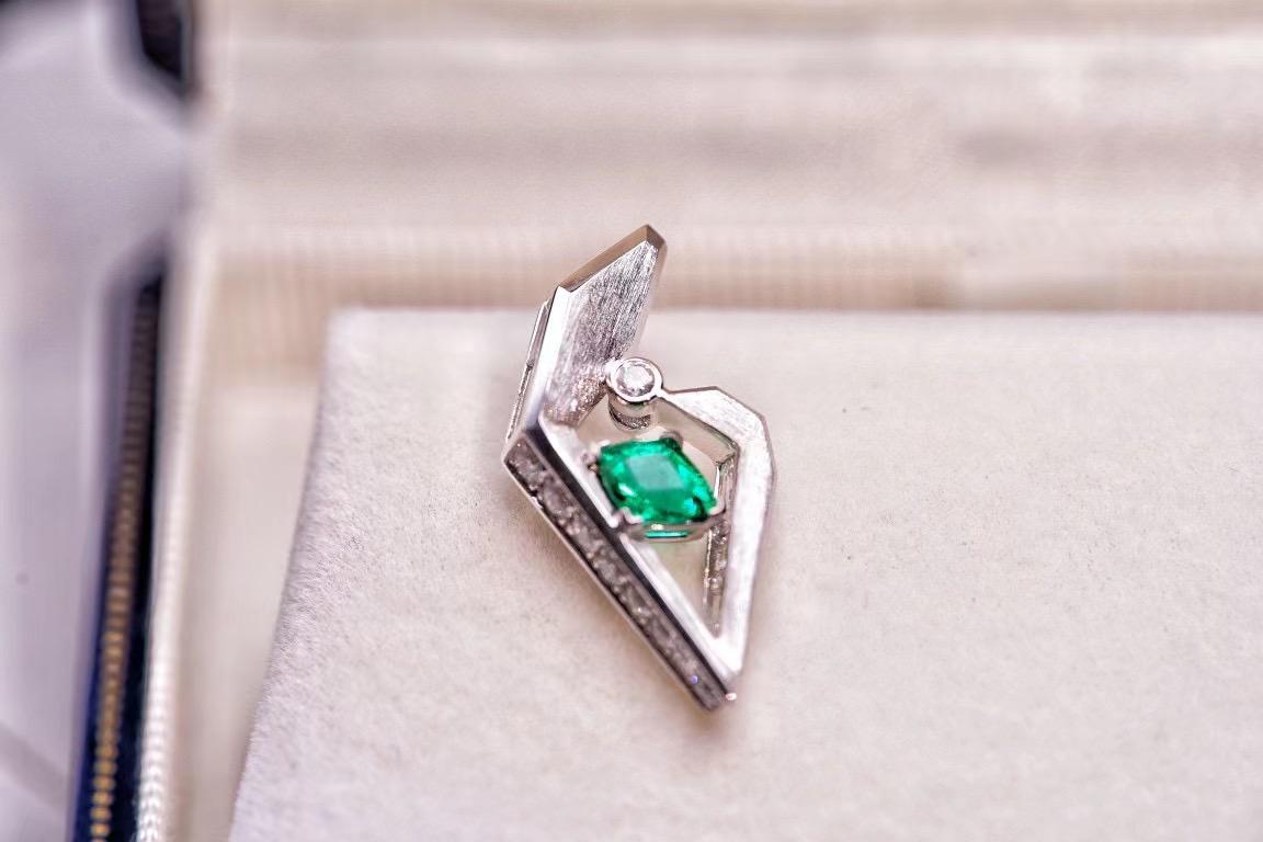 Round Cut 18K White Gold Emerald & Blue Sapphire A&B Stud Earrings with Diamonds For Sale