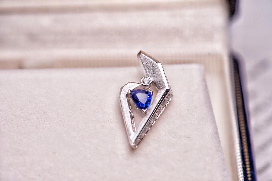 18K White Gold Emerald & Blue Sapphire A&B Stud Earrings with Diamonds In New Condition For Sale In Kowloon, HK