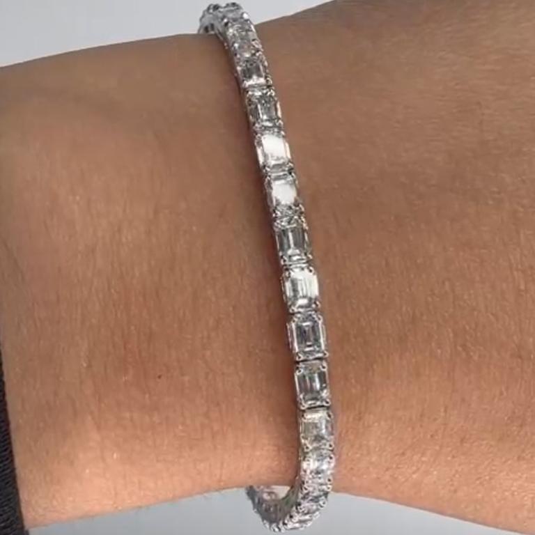This exquisite Emerald Cut 18K White Gold Diamond Tennis Bracelet is the perfect blend of elegance and timeless beauty. Featuring natural diamonds with a brilliant round cut, it radiates sophistication and grace. The sleek white gold enhances the