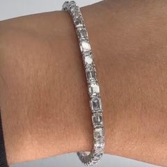 Tennisarmband aus 18 Karat Weißgold mit Smaragdschliff und Diamanten