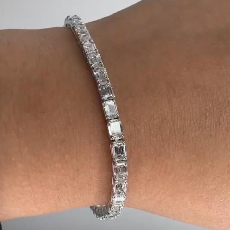 Emerald Cut 18K White Gold Diamond Tennis Bracelet In New Condition For Sale In Los Angeles, CA
