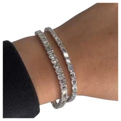 Tennisarmband aus 18 Karat Weißgold mit Smaragdschliff und Diamanten