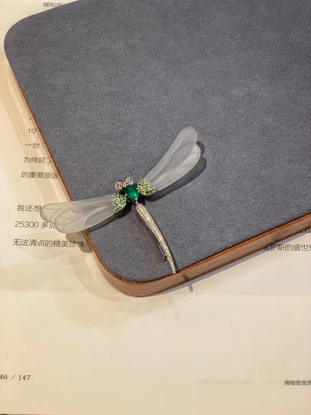 18K White Gold Emerald & Crystal Dragonfly Brooch Pendant with Diamonds For Sale 8