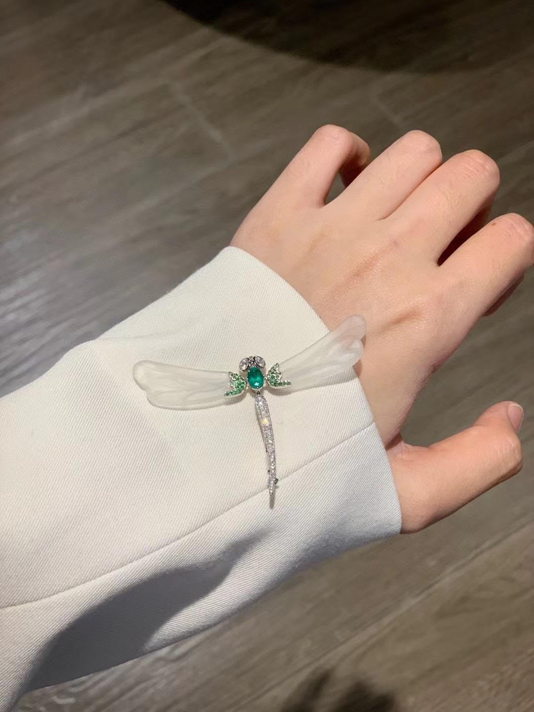 18K White Gold Emerald & Crystal Dragonfly Brooch Pendant with Diamonds For Sale 10