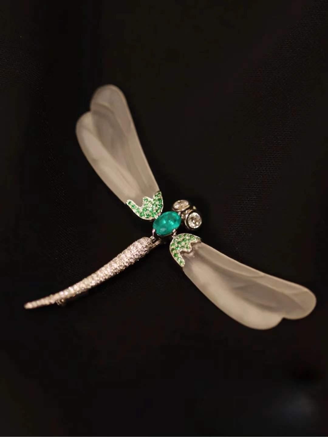 18K White Gold Emerald & Crystal Dragonfly Brooch Pendant with Diamonds For Sale 2