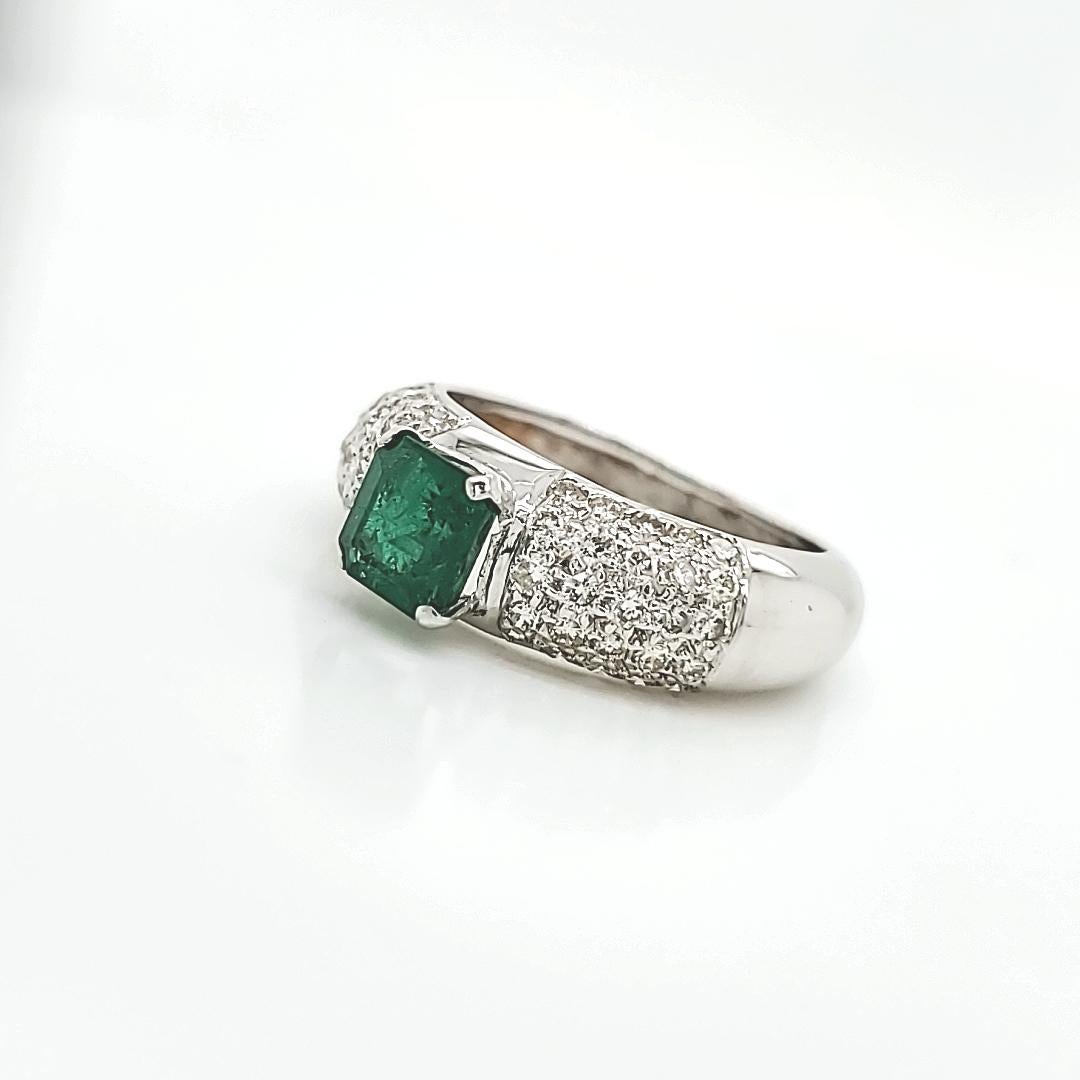 Contemporain Bague de fiançailles en or blanc 18 carats, émeraude Cts 0,86 et diamant rond en vente