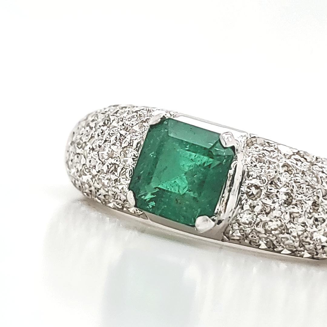 Taille carrée Bague de fiançailles en or blanc 18 carats, émeraude Cts 0,86 et diamant rond en vente