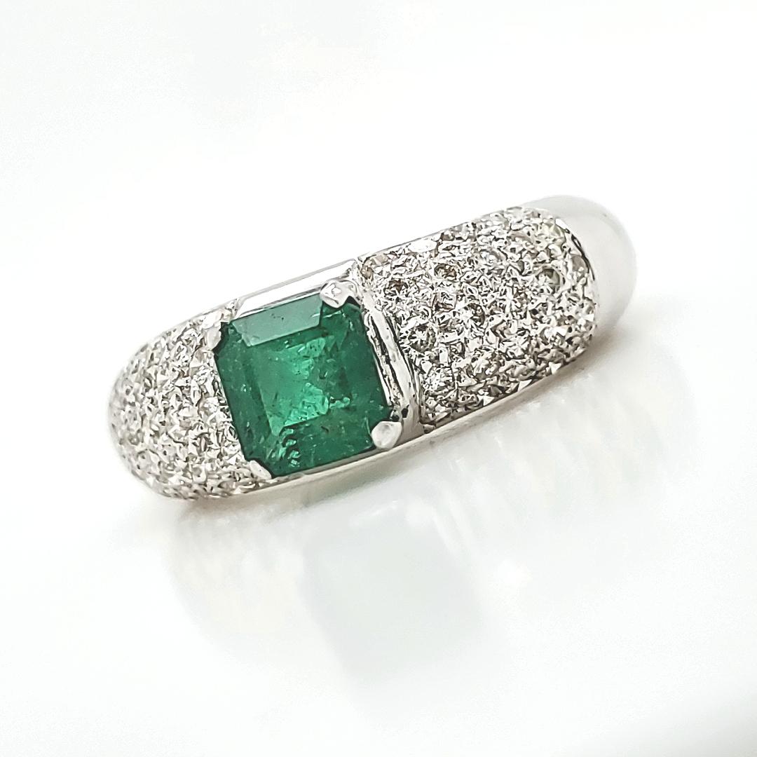 Bague de fiançailles en or blanc 18 carats, émeraude Cts 0,86 et diamant rond Neuf - En vente à Hong Kong, HK
