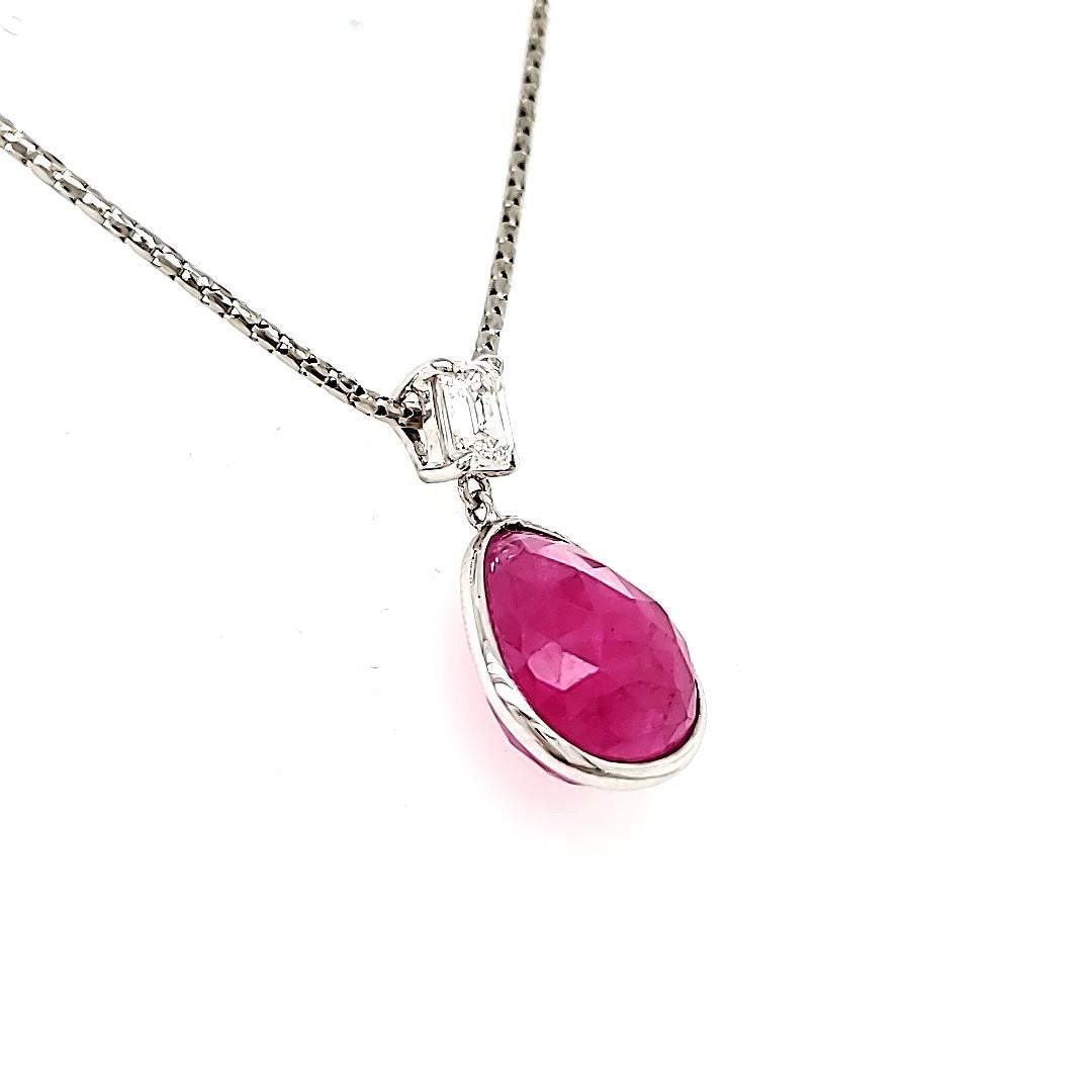 Contemporaneo Collana con diamante taglio smeraldo e rubino Briollete in oro bianco 18k con GIA in vendita