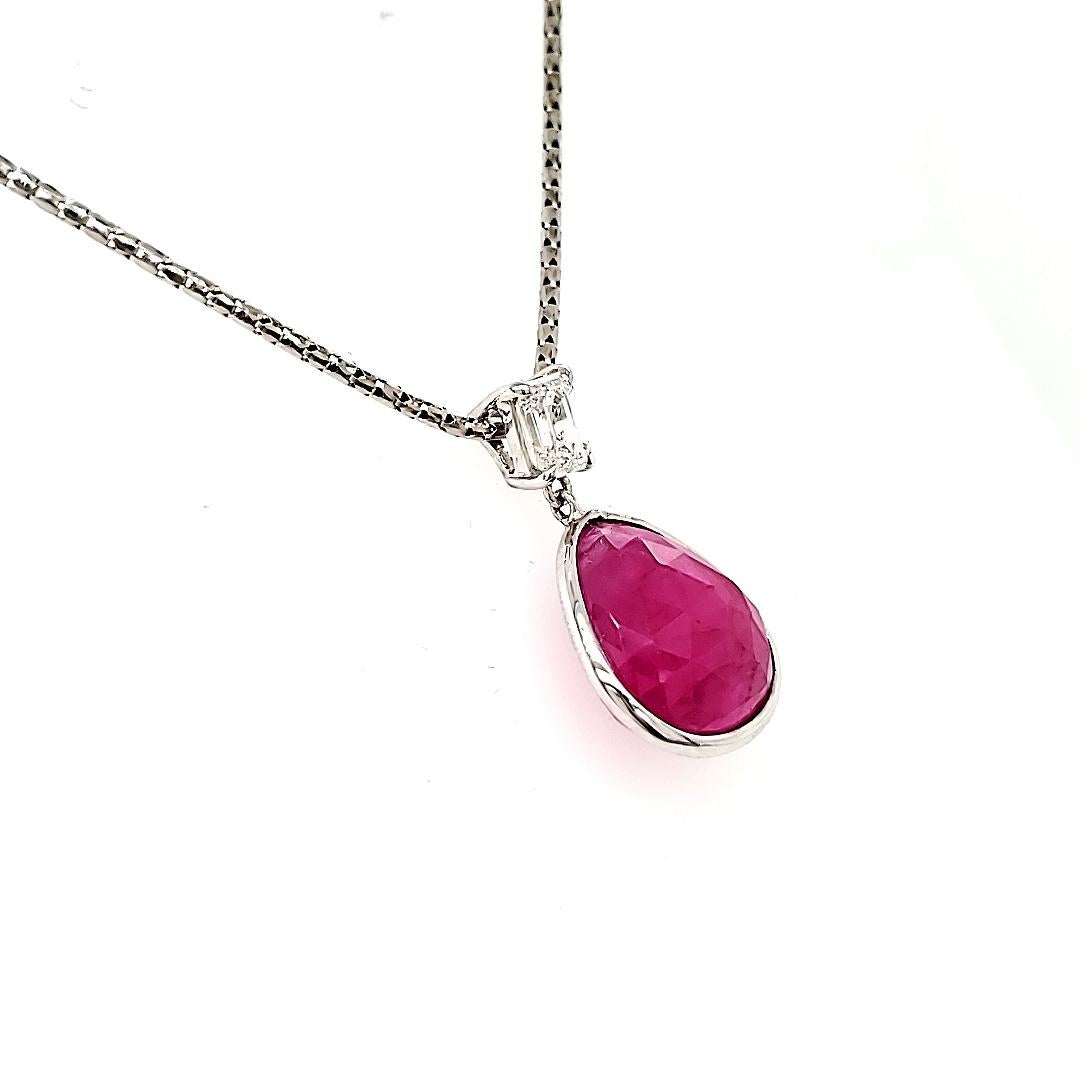Taglio a goccia Collana con diamante taglio smeraldo e rubino Briollete in oro bianco 18k con GIA in vendita