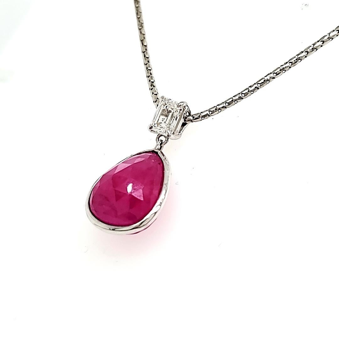 Collana con diamante taglio smeraldo e rubino Briollete in oro bianco 18k con GIA In condizioni Nuovo in vendita a Hong Kong, HK