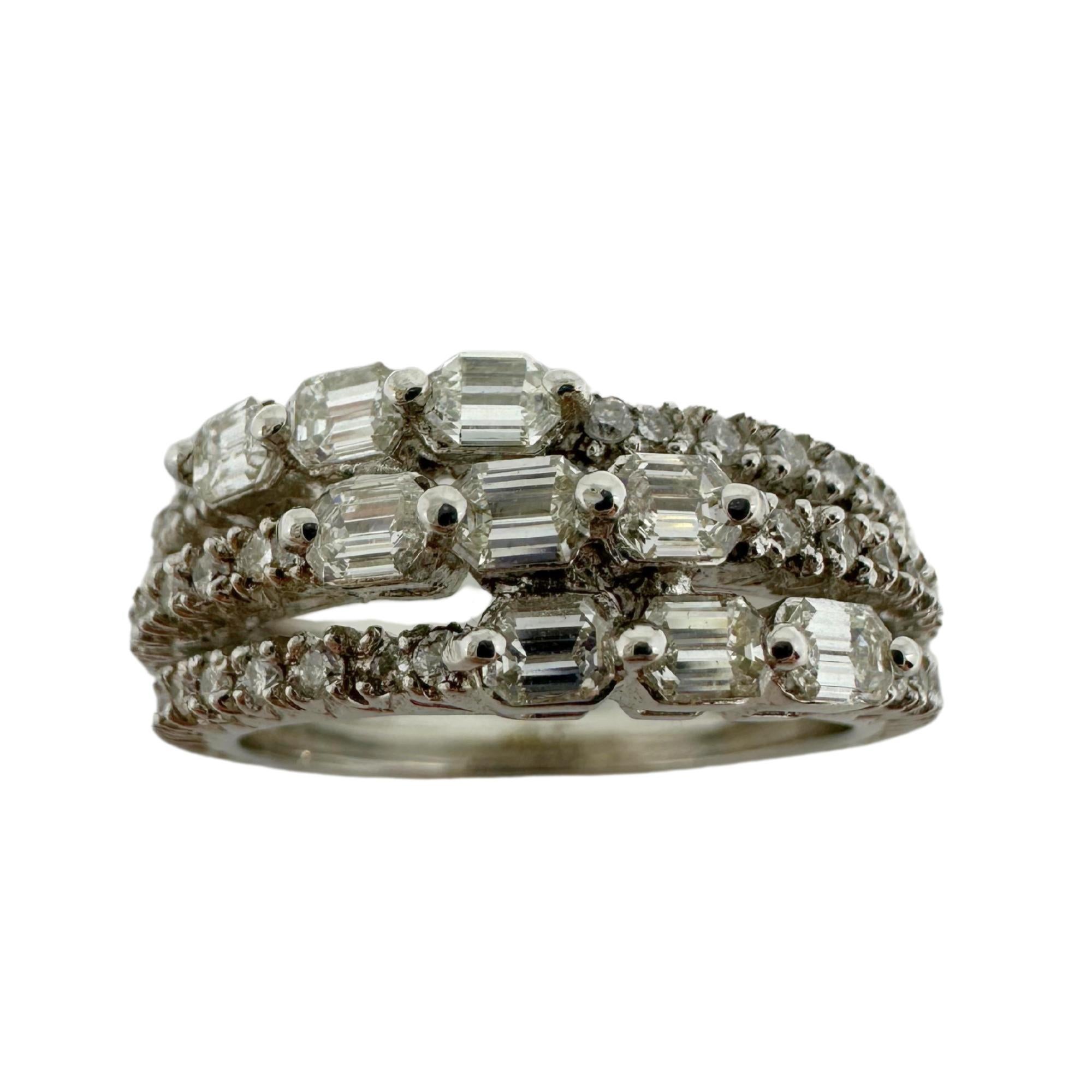 18K White Gold Emerald Cut Diamond Band Ring. In Good Condition For Sale In New York, NY
