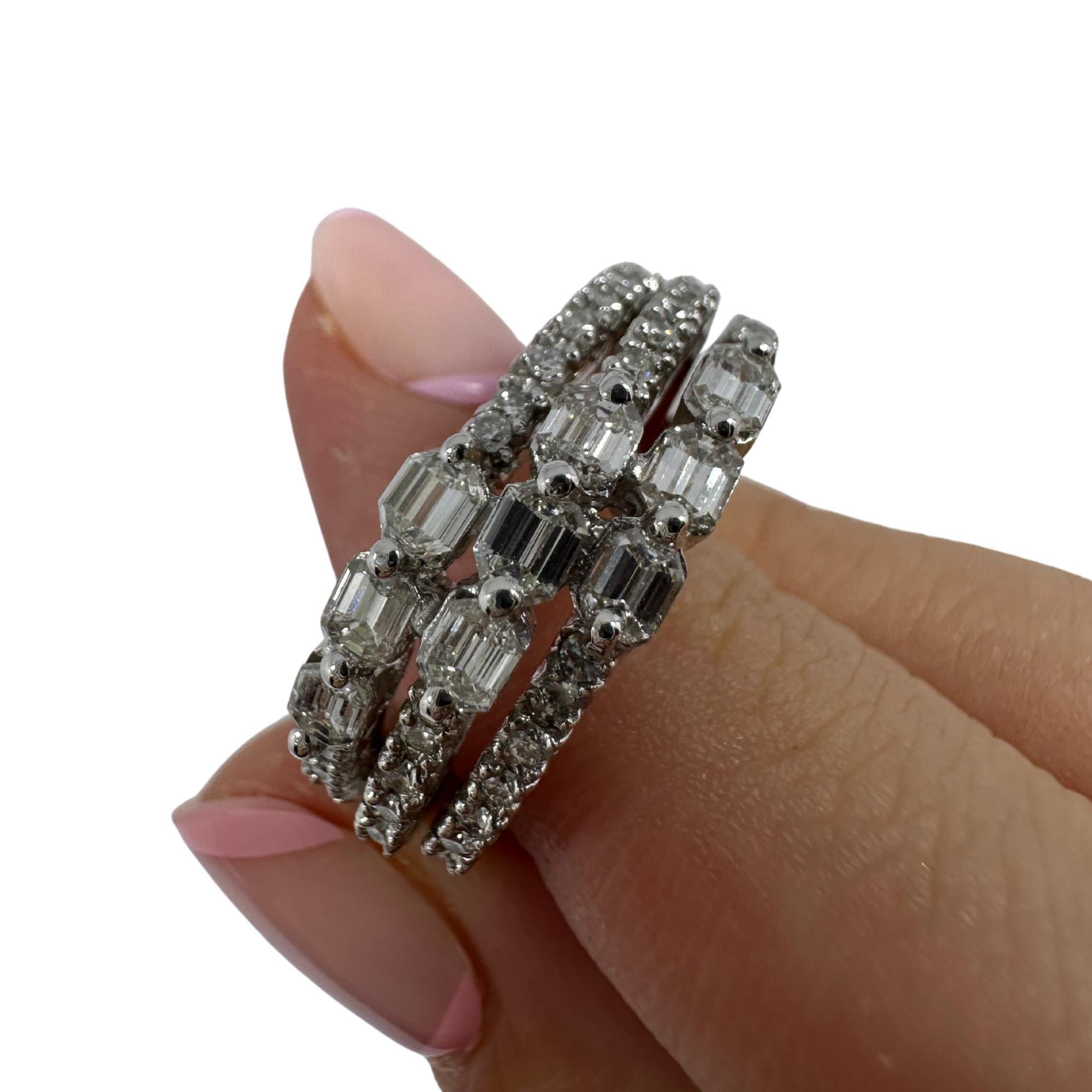 18K White Gold Emerald Cut Diamond Band Ring. For Sale 5