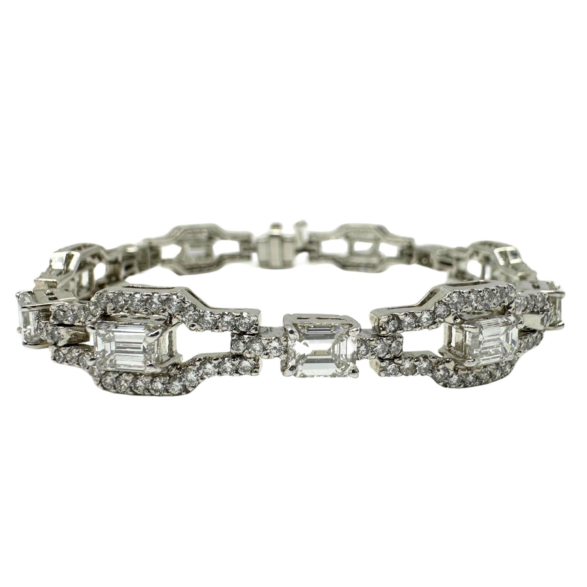 Bracelet en diamant taille émeraude 18K - 6.5 inches
Condit : En bon état avec quelques légères usures de surface dues à l'âge.
Longueur : 6,5 pouces
Largeur : 0,25 pouces
Marques : 