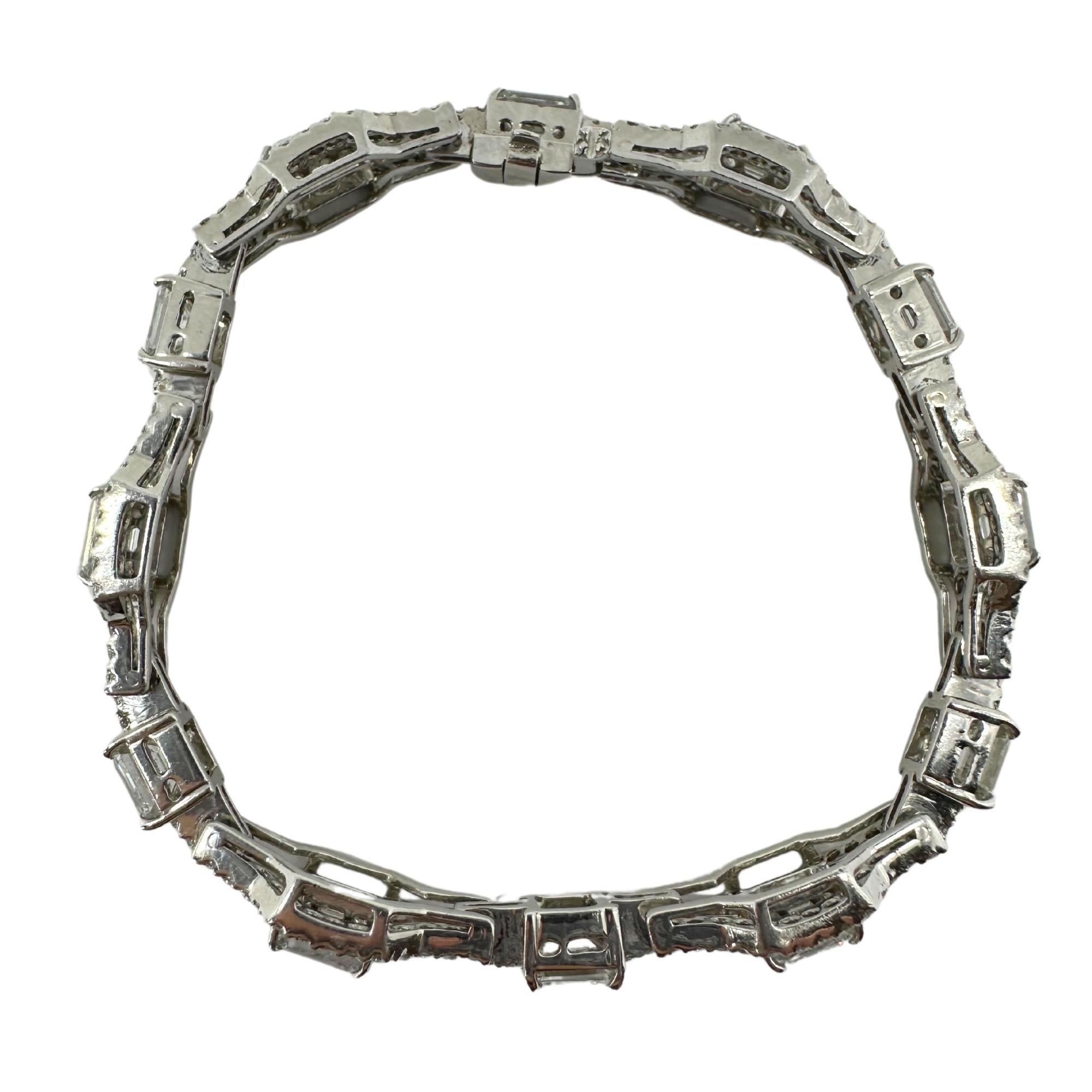Bracelet en or blanc 18 carats avec diamants taille émeraude - 6,5 pouces Bon état - En vente à New York, NY