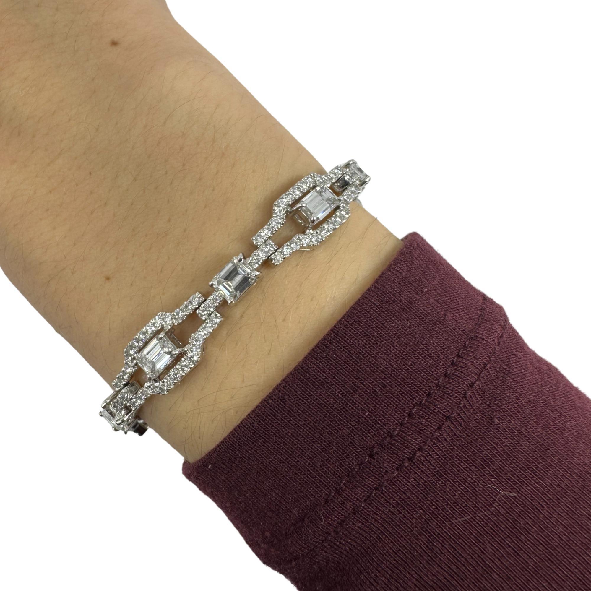 Bracelet en or blanc 18 carats avec diamants taille émeraude - 6,5 pouces en vente 1