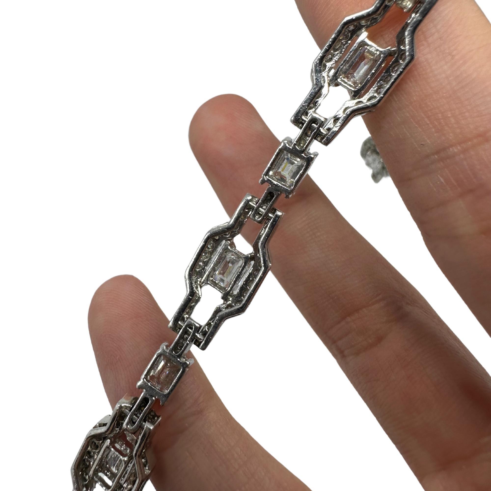 Bracelet en or blanc 18 carats avec diamants taille émeraude - 6,5 pouces en vente 3