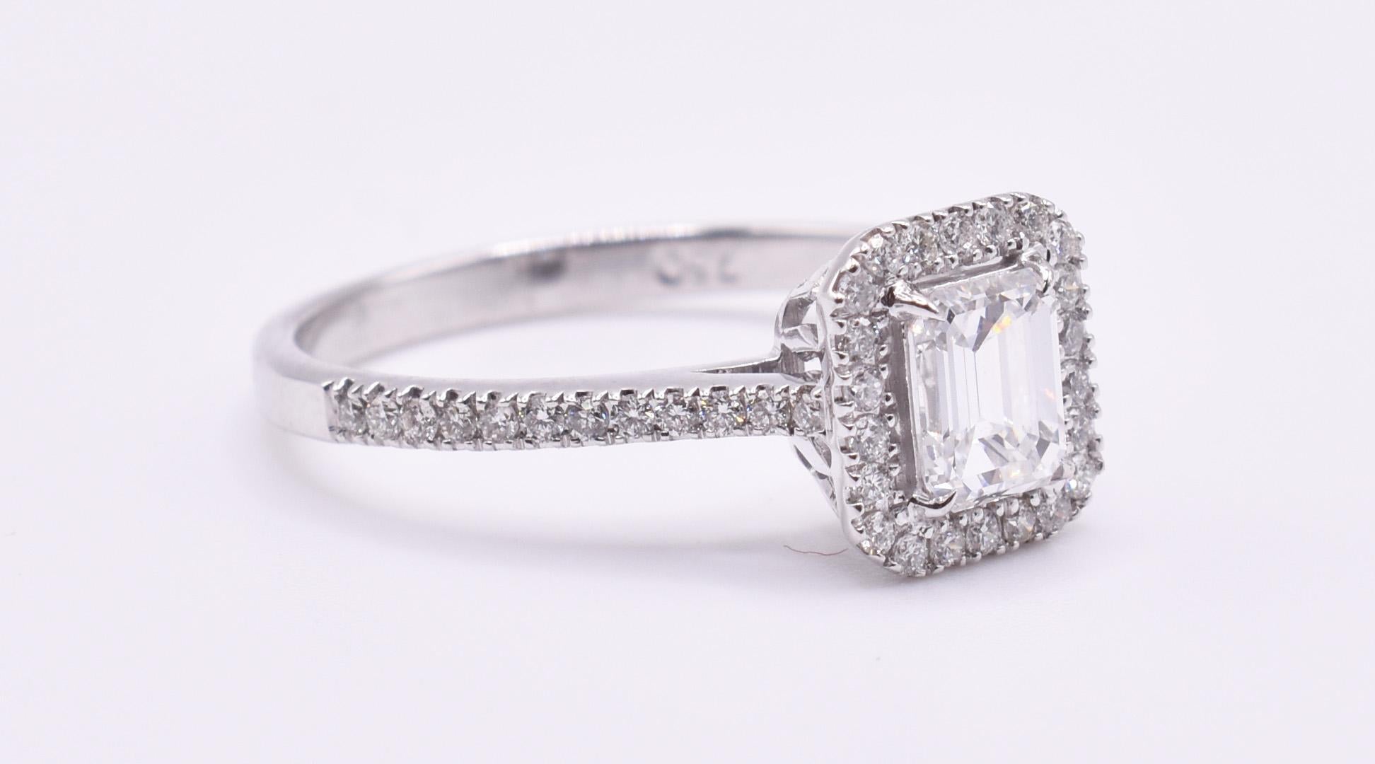 Taille émeraude Bague de fiançailles en or blanc 18k avec diamant taille émeraude en vente