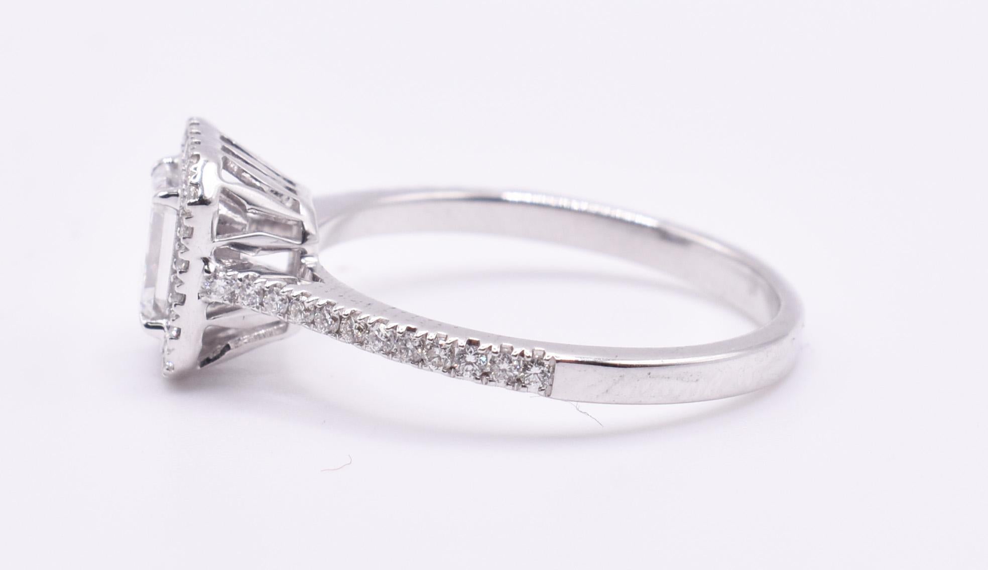 Bague de fiançailles en or blanc 18k avec diamant taille émeraude en vente 1