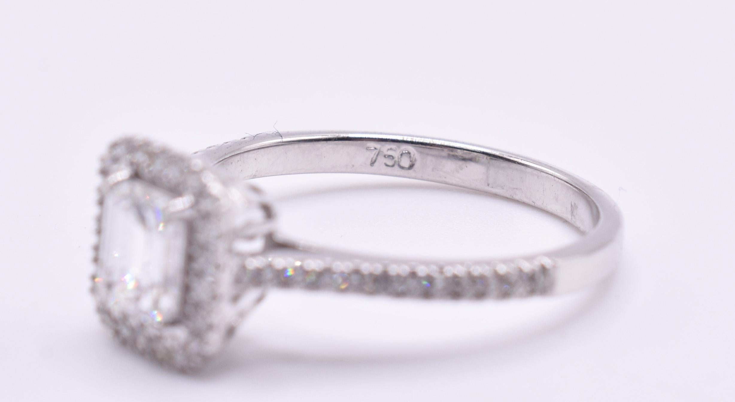 Bague de fiançailles en or blanc 18k avec diamant taille émeraude en vente 2