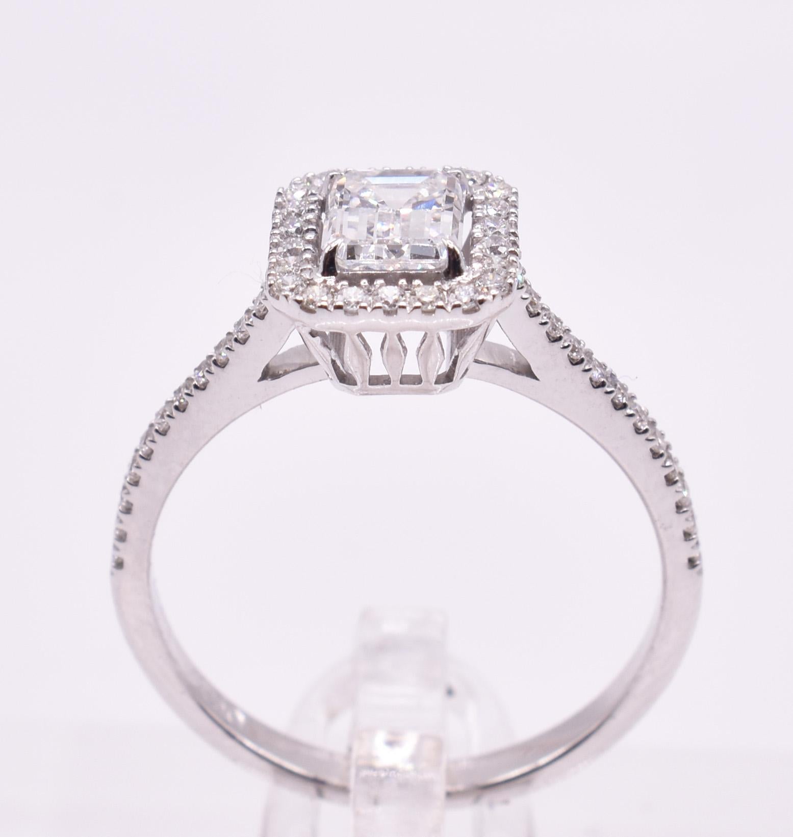 Bague de fiançailles en or blanc 18k avec diamant taille émeraude en vente 3