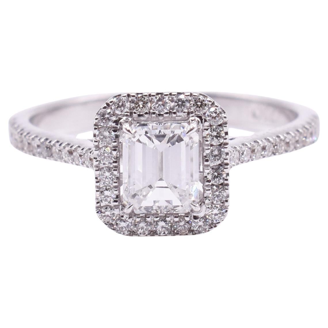 Bague de fiançailles en or blanc 18k avec diamant taille émeraude en vente