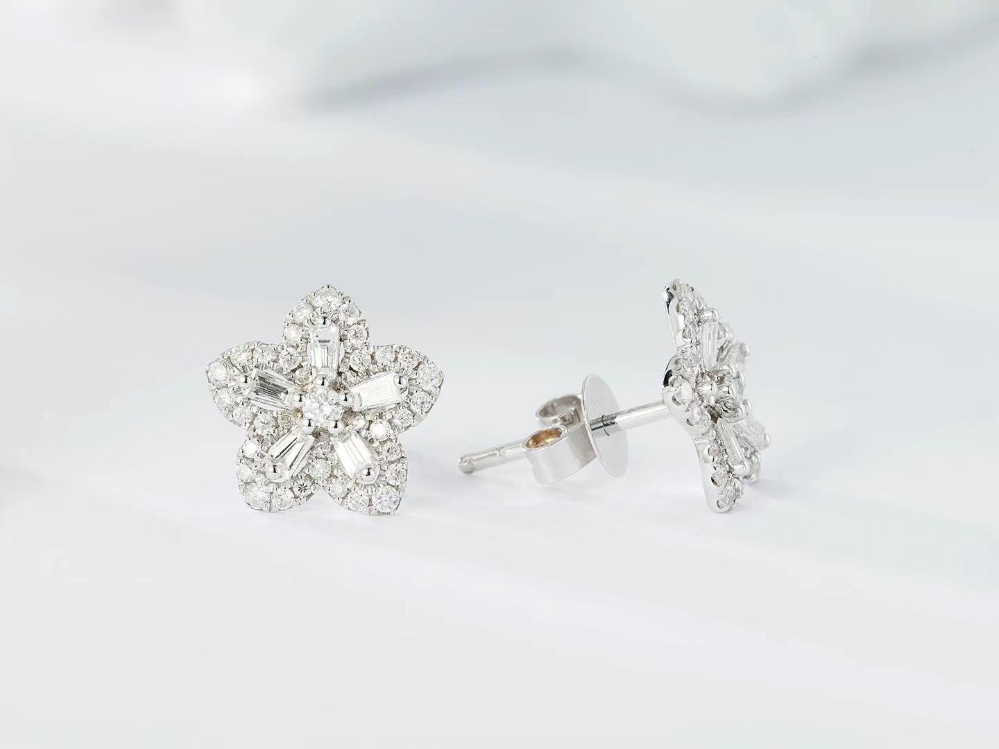 Boucles d'oreilles fleurs en or blanc 18K avec diamants taillés en émeraude

Diamants taille émeraude - 0,18 CT
Diamants de taille ronde - 0,28 CT
Poids total - 1,42 GM