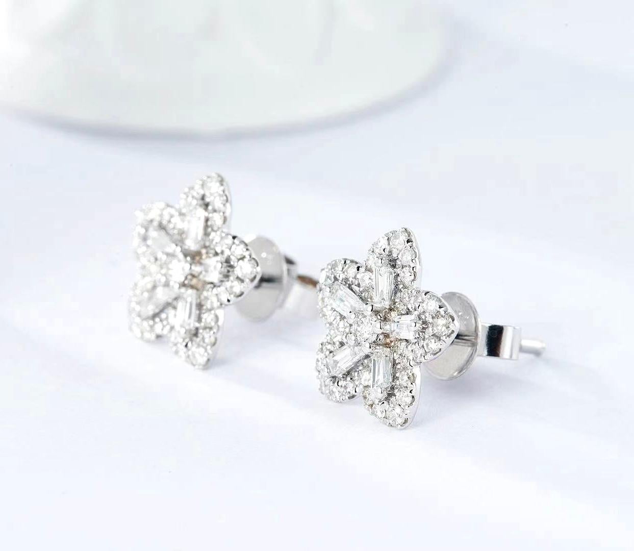 Taille émeraude Boucles d'oreilles fleurs en or blanc 18K avec diamants taillés en émeraude en vente