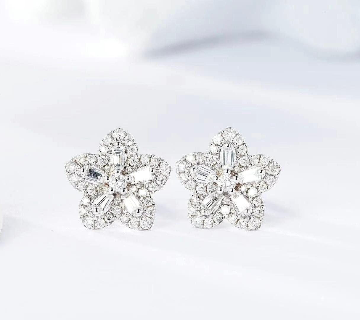 Boucles d'oreilles fleurs en or blanc 18K avec diamants taillés en émeraude Neuf - En vente à Kowloon, HK