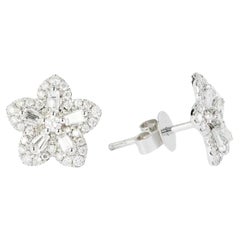 18K Weißgold Blumenohrringe mit Smaragdschliff-Diamanten