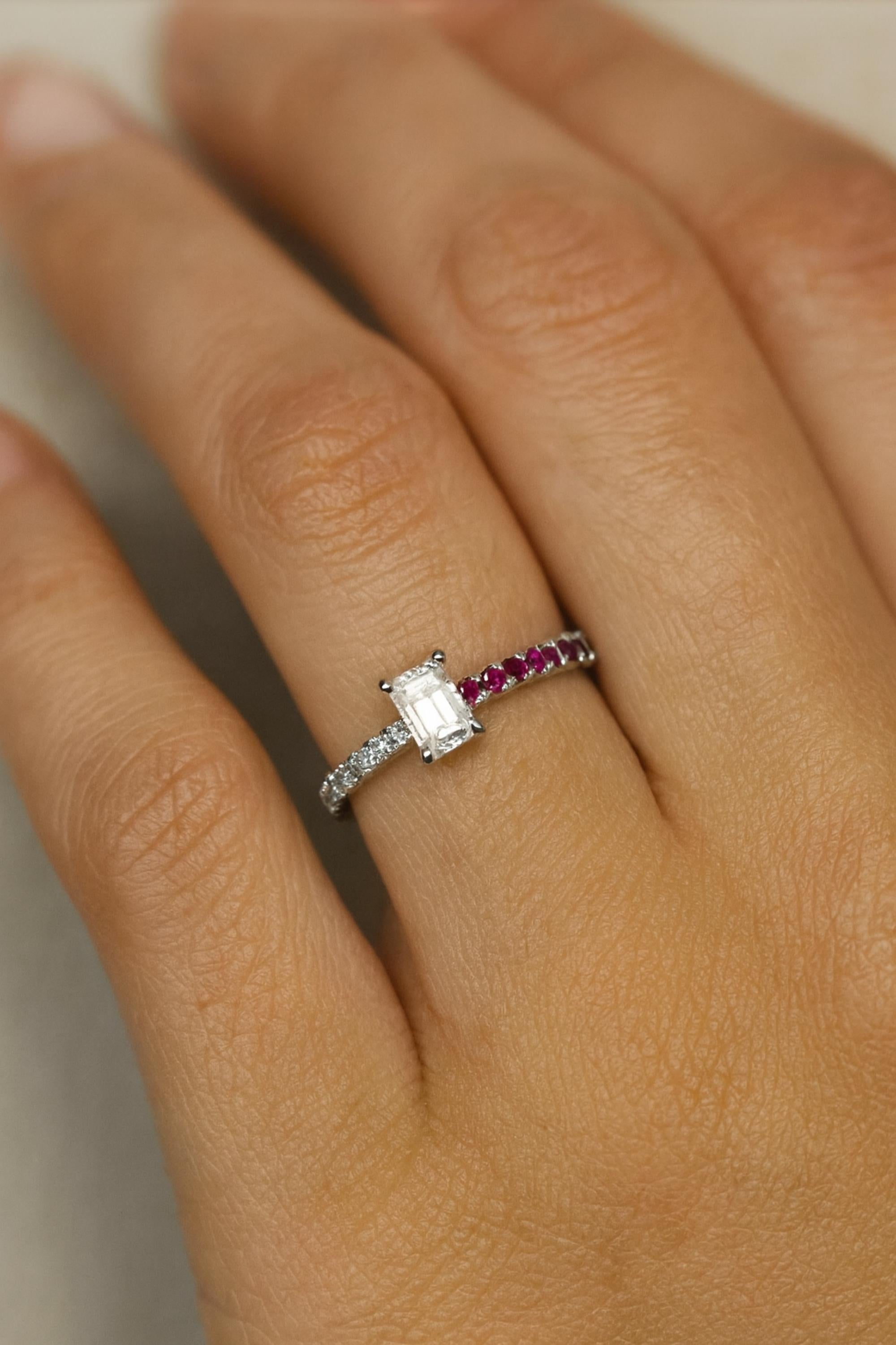 En venta: Anillo de diamantes talla esmeralda de oro blanco de 18 quilates con banda de diamantes rubí Regalo para ella  2