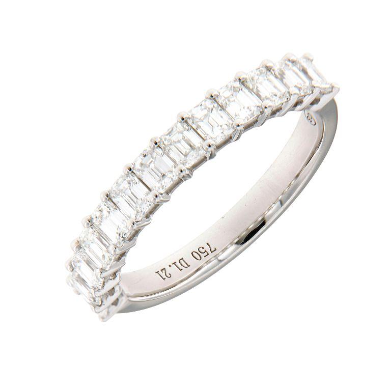 Jonc en or blanc 18K avec diamant taille émeraude Neuf - En vente à Hong Kong, HK