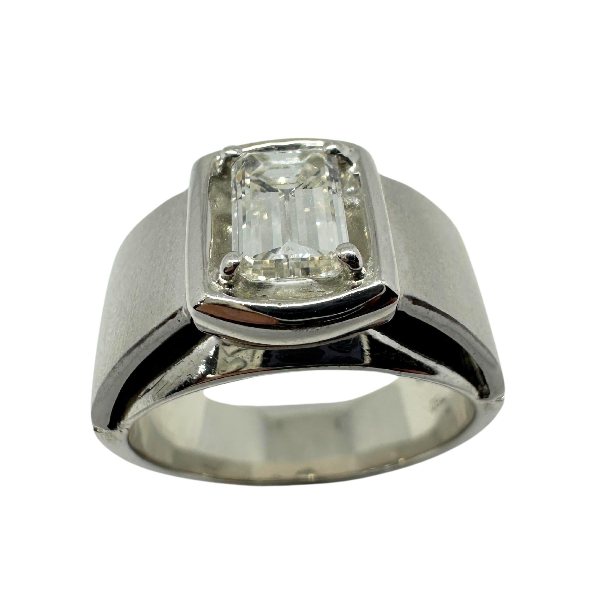 18K White Gold Emerald Cut Diamond Wide Band Ring
Condition: In good condition with some minor surface wear consistent with age.
Ring size: 7
Markings: 