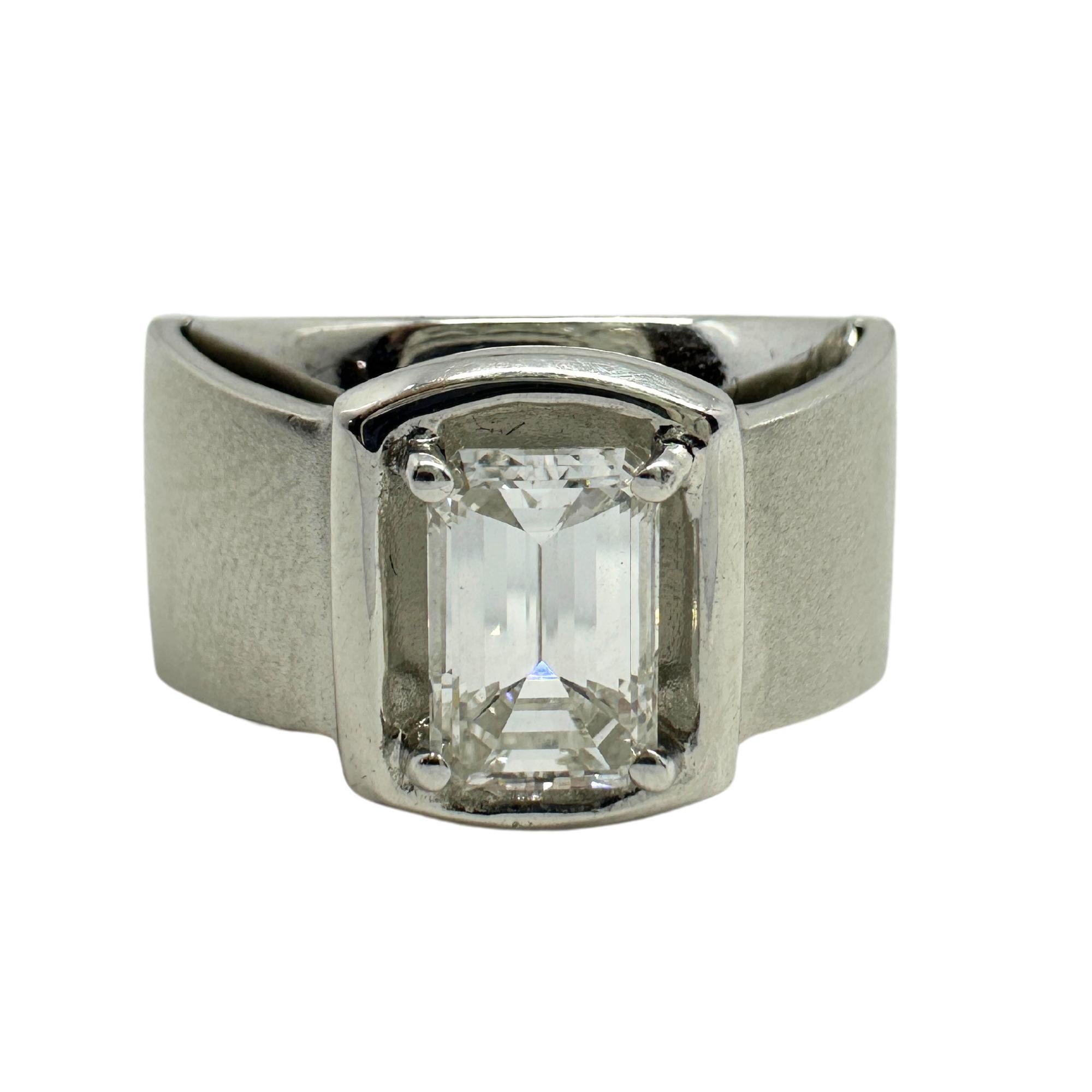 18K White Gold Emerald Cut Diamond Wide Band Ring In Good Condition For Sale In New York, NY