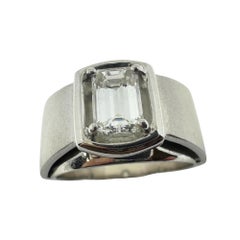 Anello a fascia larga con diamante taglio smeraldo in oro bianco 18 carati