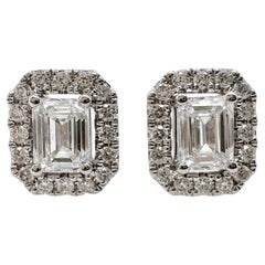 Clous d'oreilles en or blanc 18 carats avec diamants taille émeraude et halo de diamants