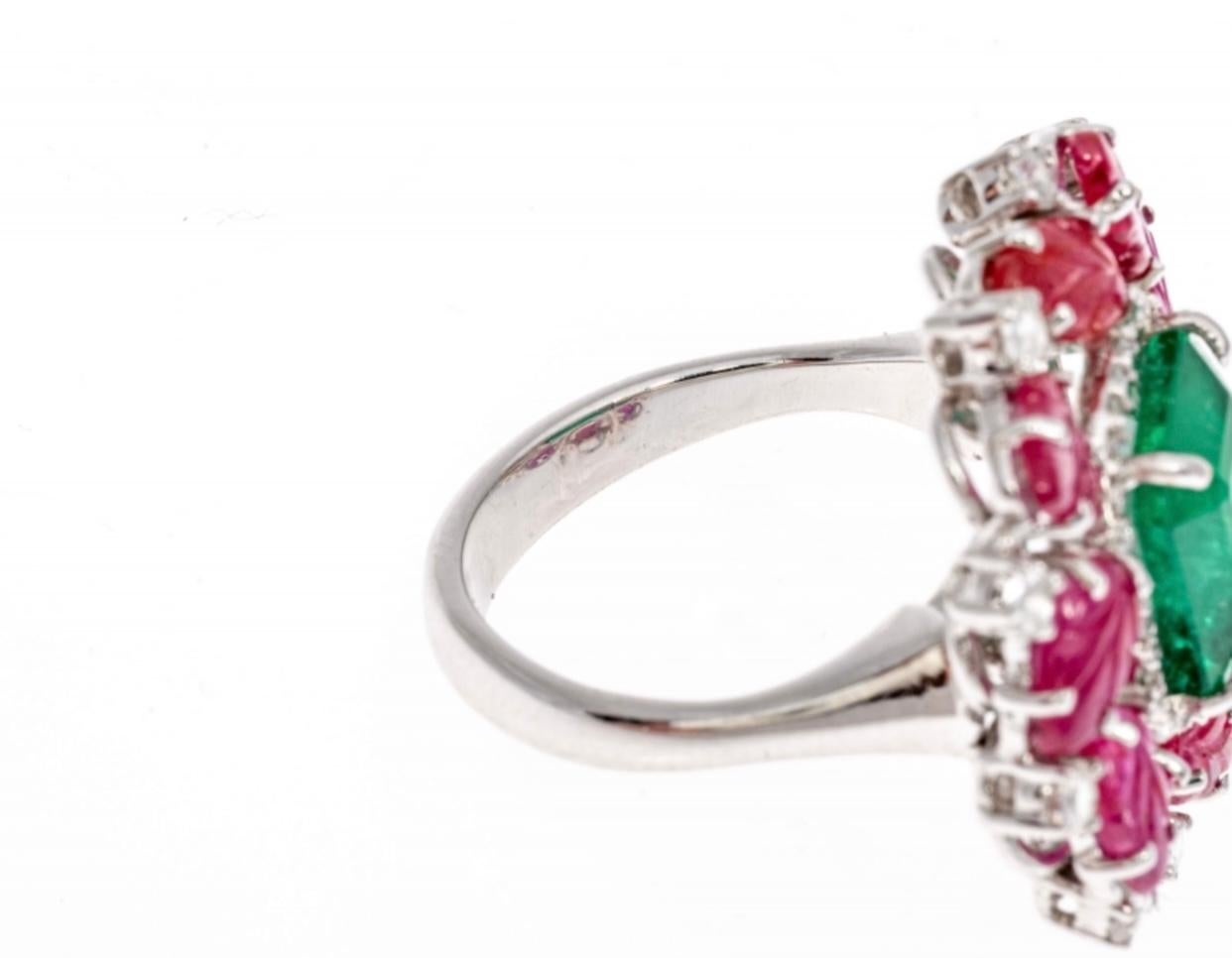 18 Karat Weißgold Großer Smaragd (App. 3,65 CTS), geschnitzter Rubin und Diamantring im Angebot 6