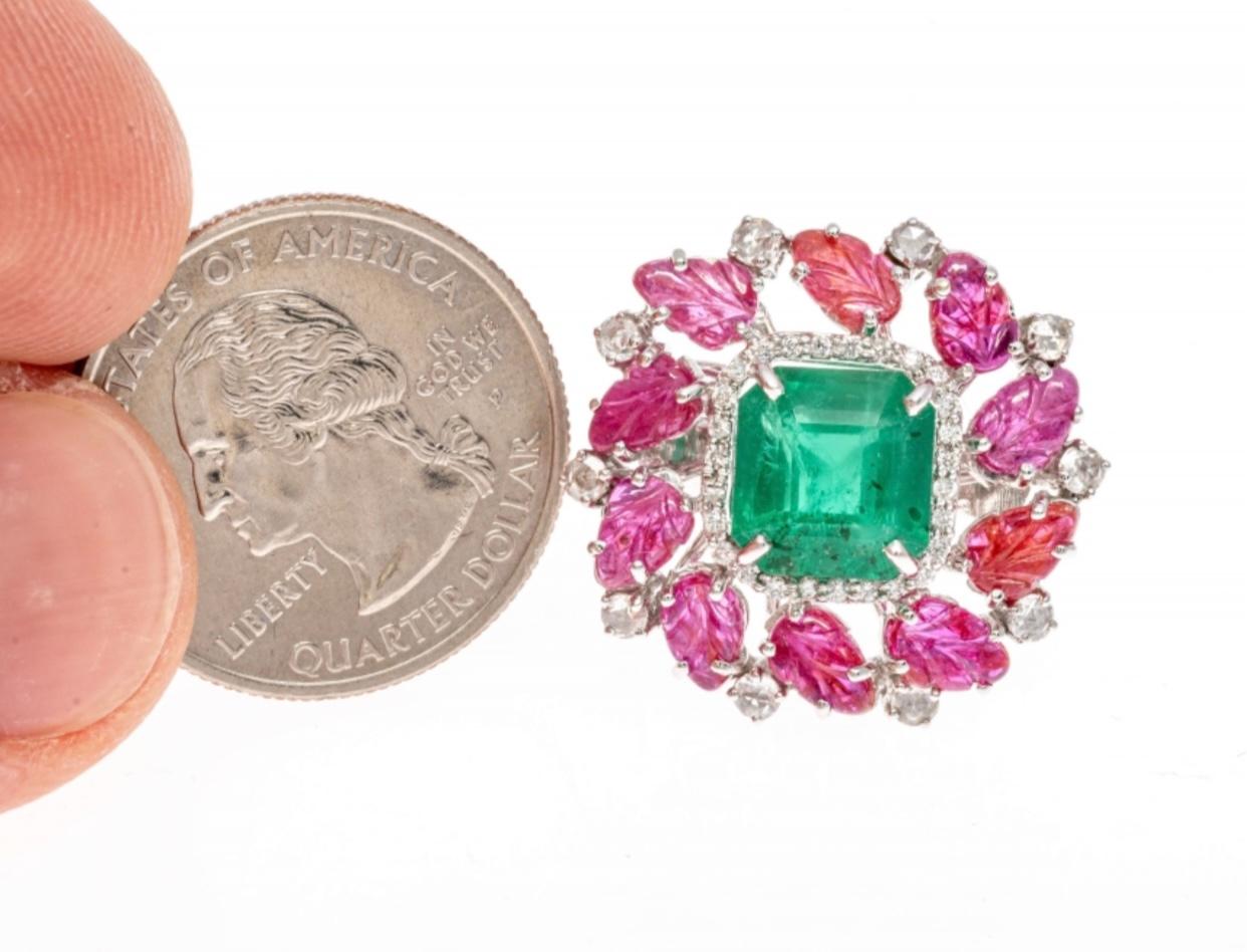 18 Karat Weißgold Großer Smaragd (App. 3,65 CTS), geschnitzter Rubin und Diamantring im Angebot 8
